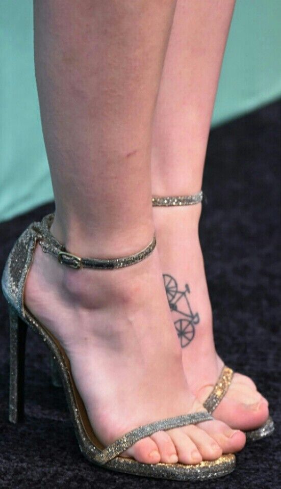 melissa benoist feet