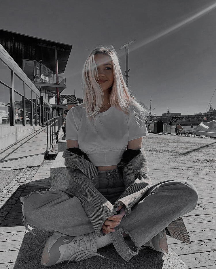 mia ellingsen feet 2