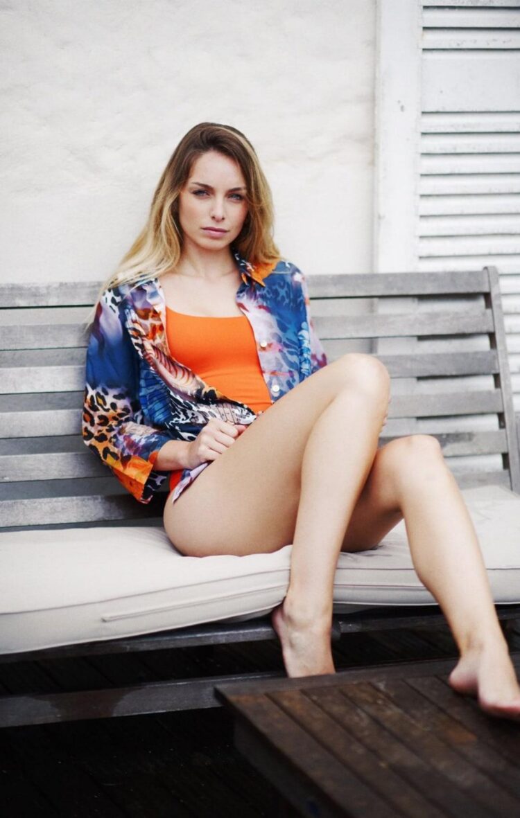 mienique avery feet