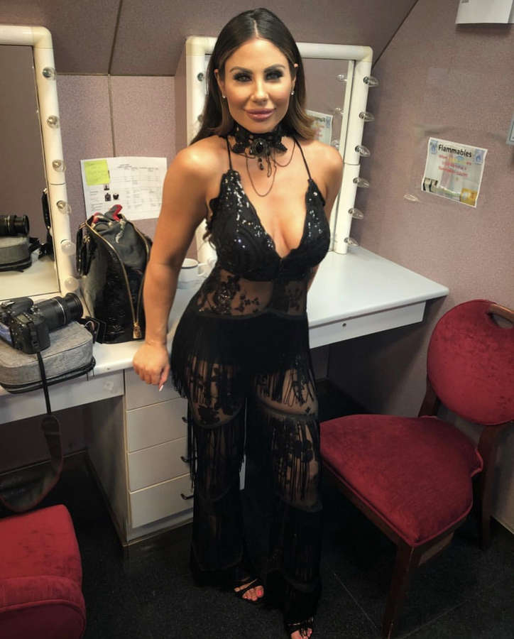 mikalah gordon feet 6