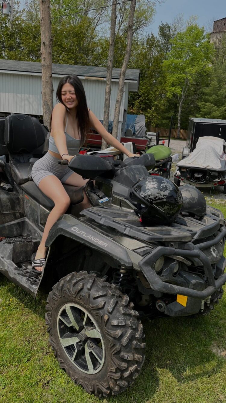 miku martineau feet