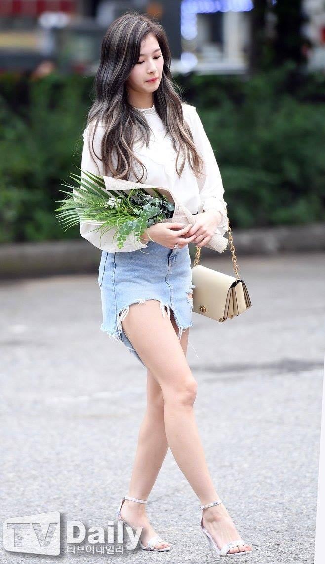 minatozaki sana feet 4