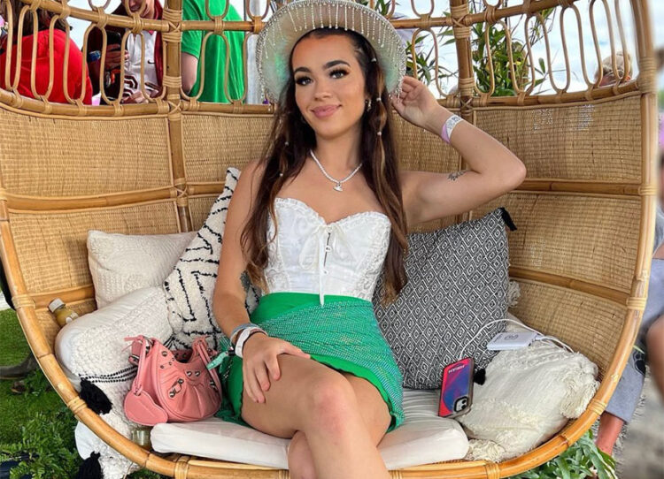 miriam mullins feet 5