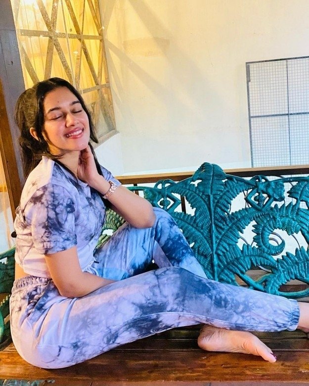 mirnalini ravi feet 5