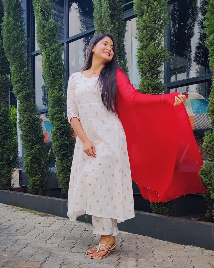 mokshitha pai feet 2