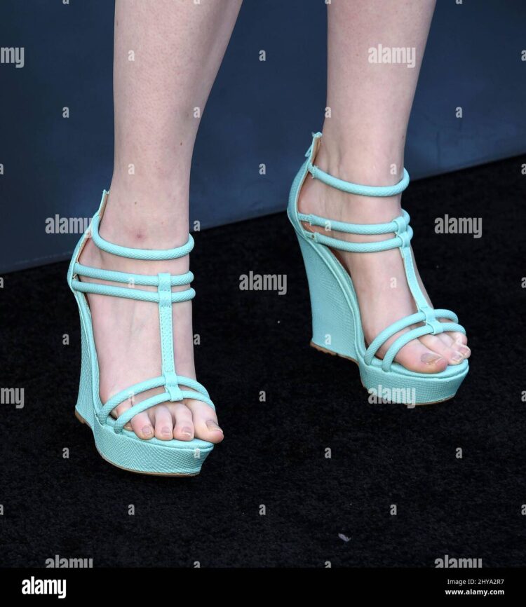 molly quinn feet 4