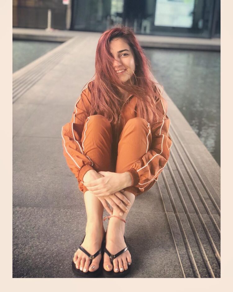 momina mustehsan feet 1