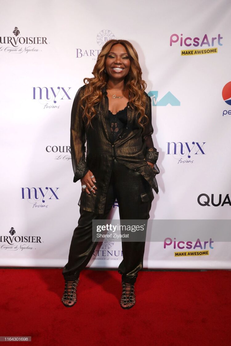 mona scott young feet 5