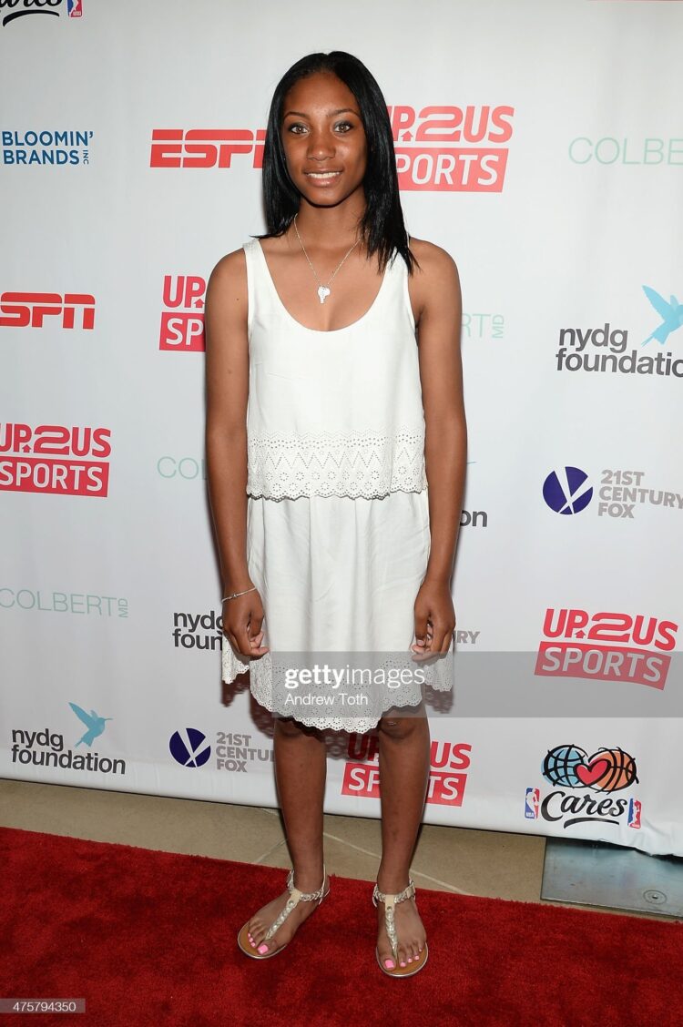 mone davis feet