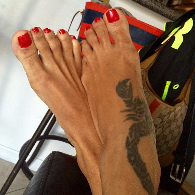 monie love feet