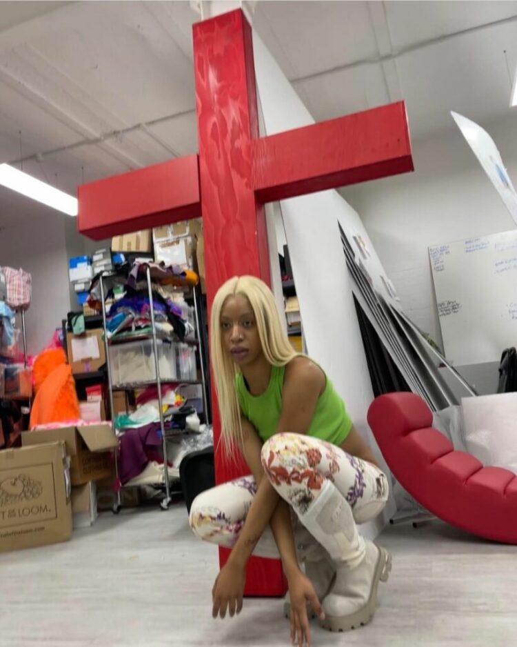 mowalola ogunlesi feet 6