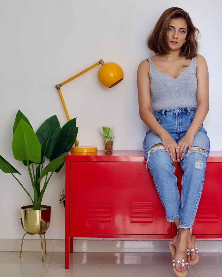 mrunal panchal feet 4