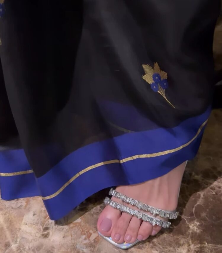 mrunal thakur feet 6