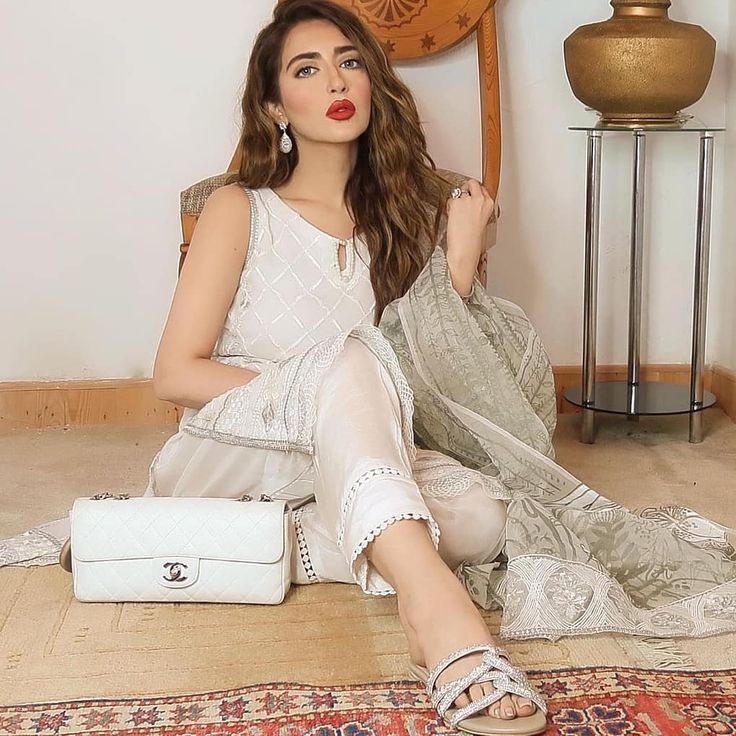 mubashra aslam feet 3