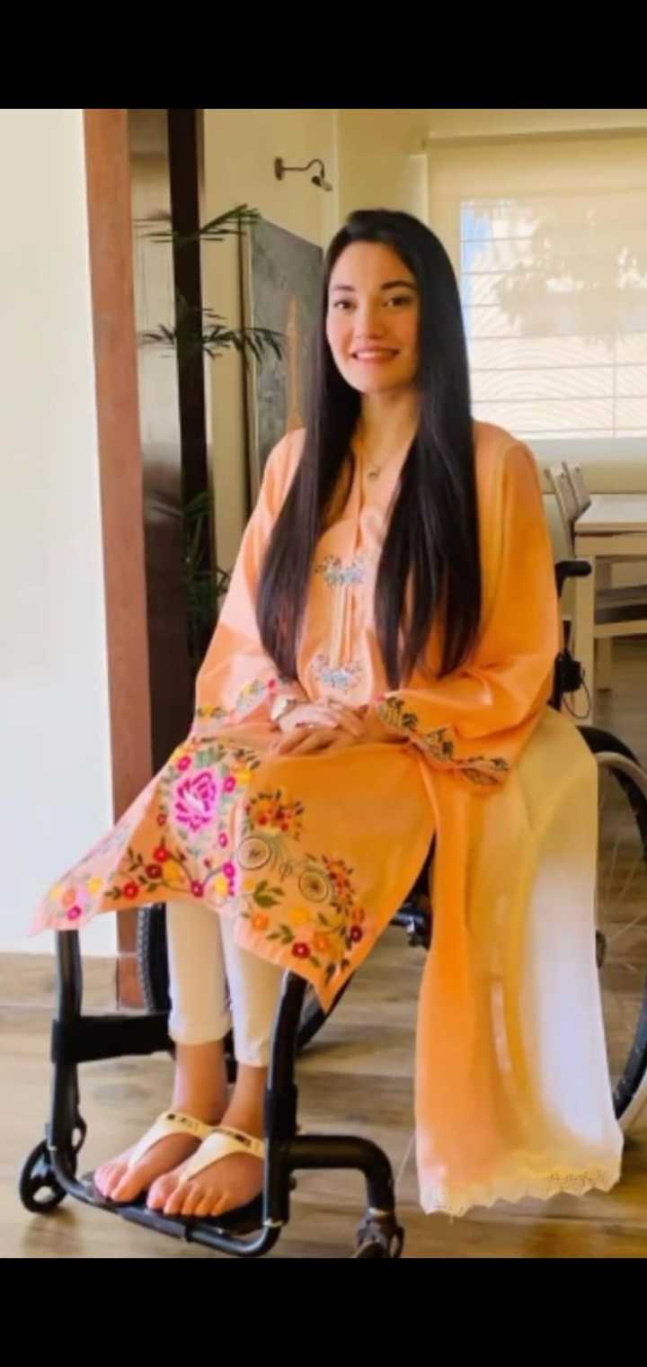 muniba mazari feet 5