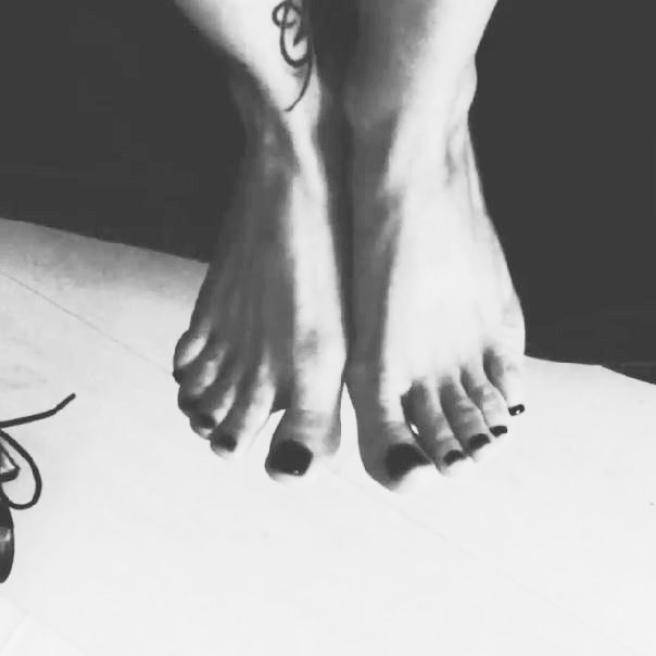 naike rivelli feet 1