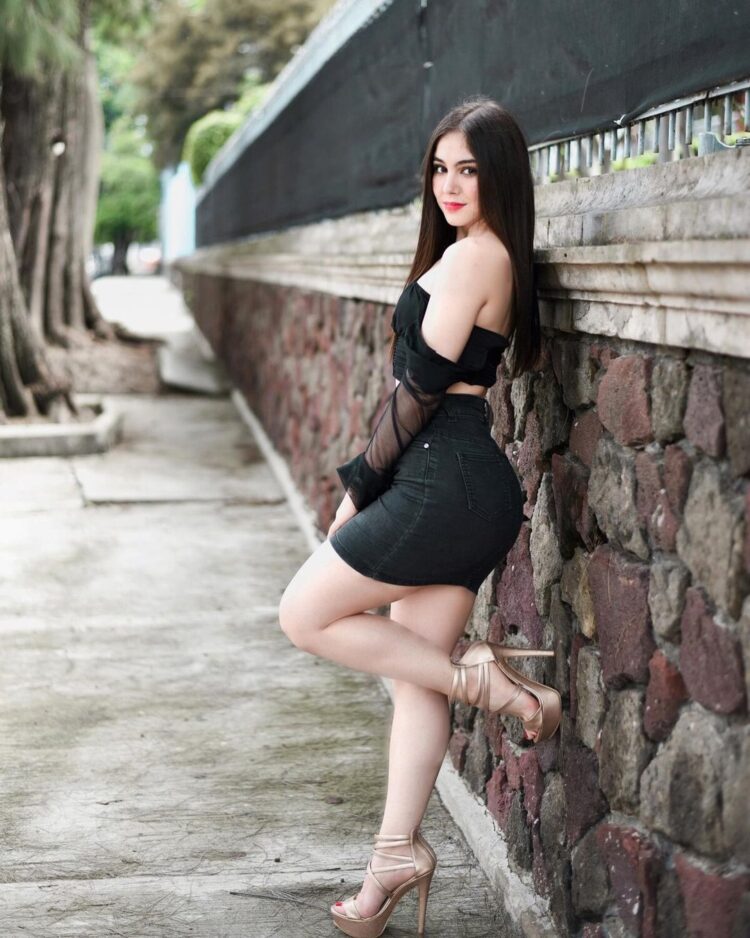 nallely martinez feet 4