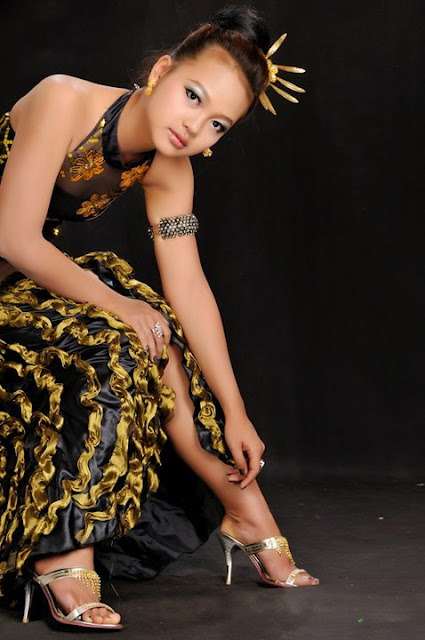 nang khin zay yar feet