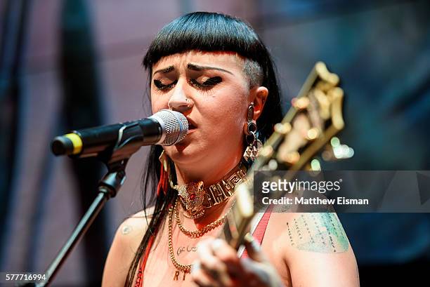 naomi saalfield feet 3