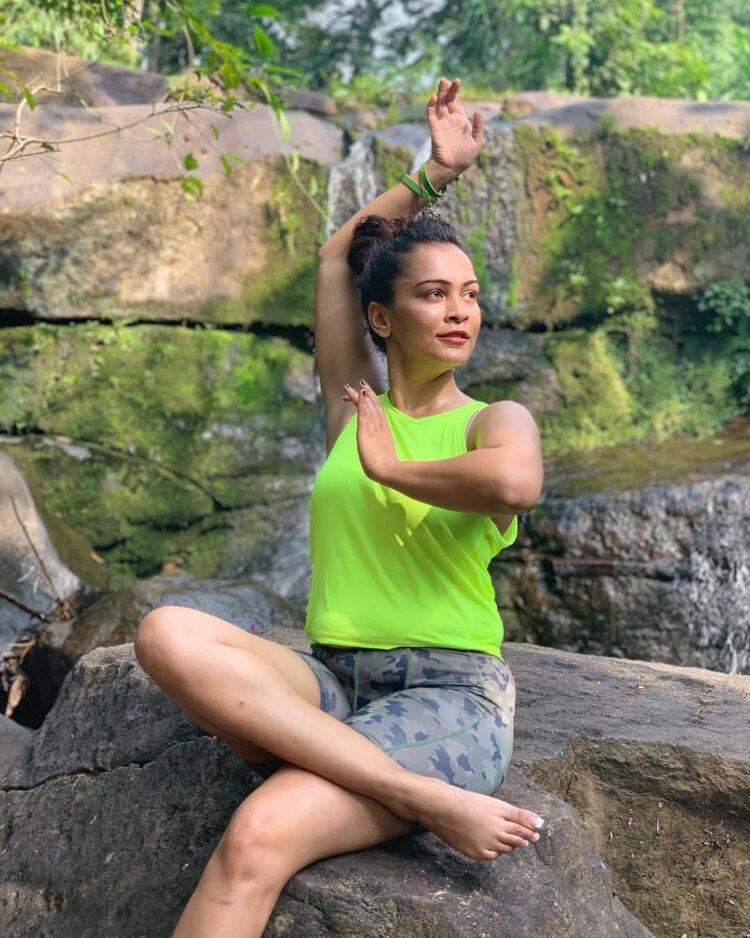 narmadha yapa abeywardena feet 2