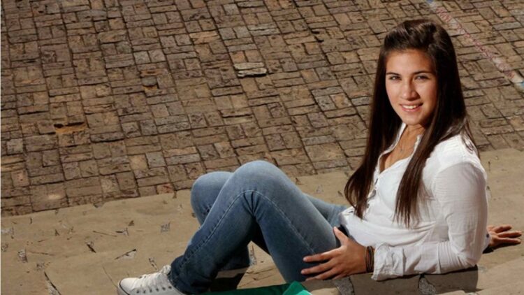 nayeli rangel feet 6