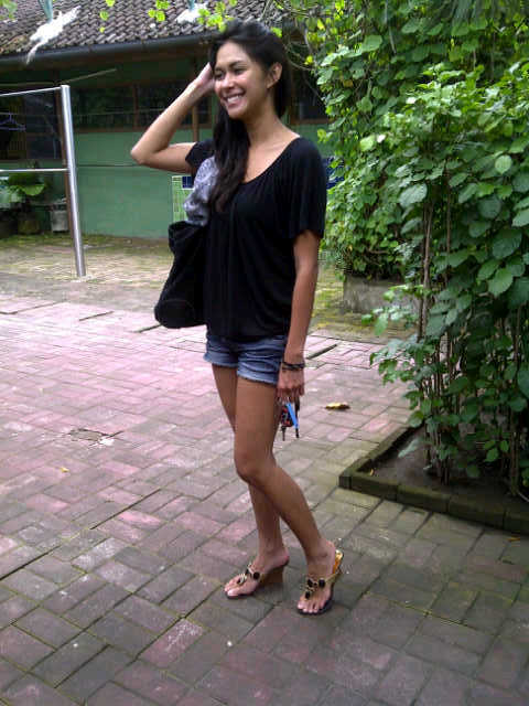 naysilla mirdad feet