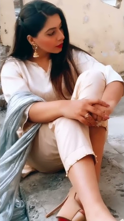 nayyab kiani feet 3