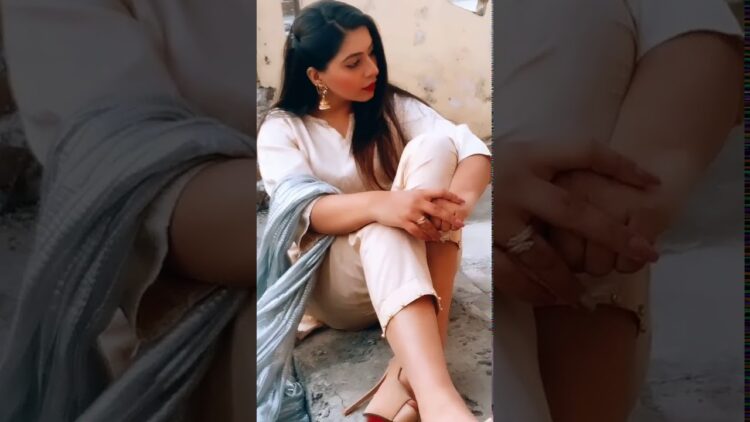 nayyab kiani feet