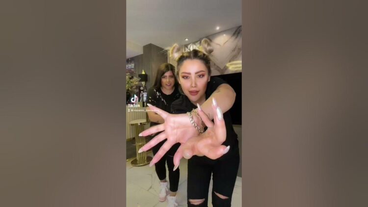 nazanin hamedani pour feet 1