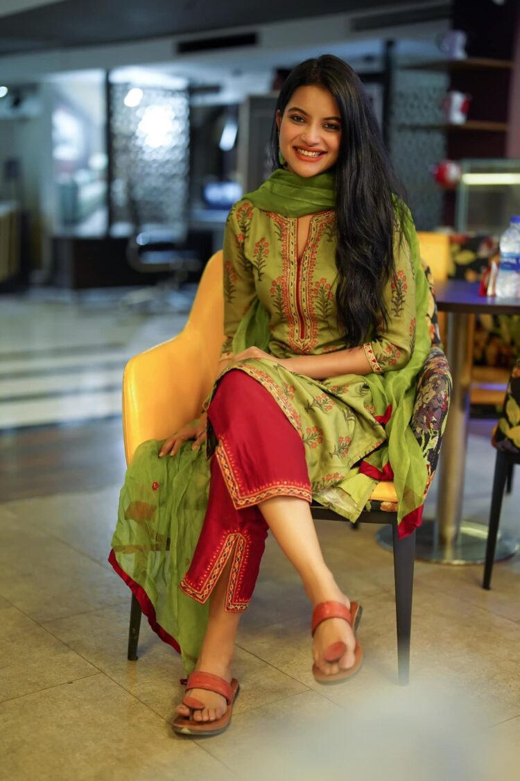 nazila sitaishi feet 4