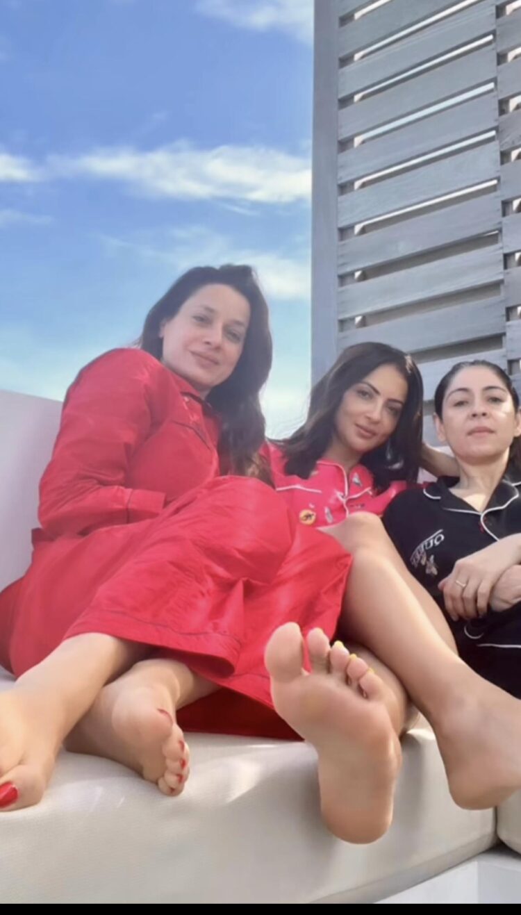 neelam kothari feet 3