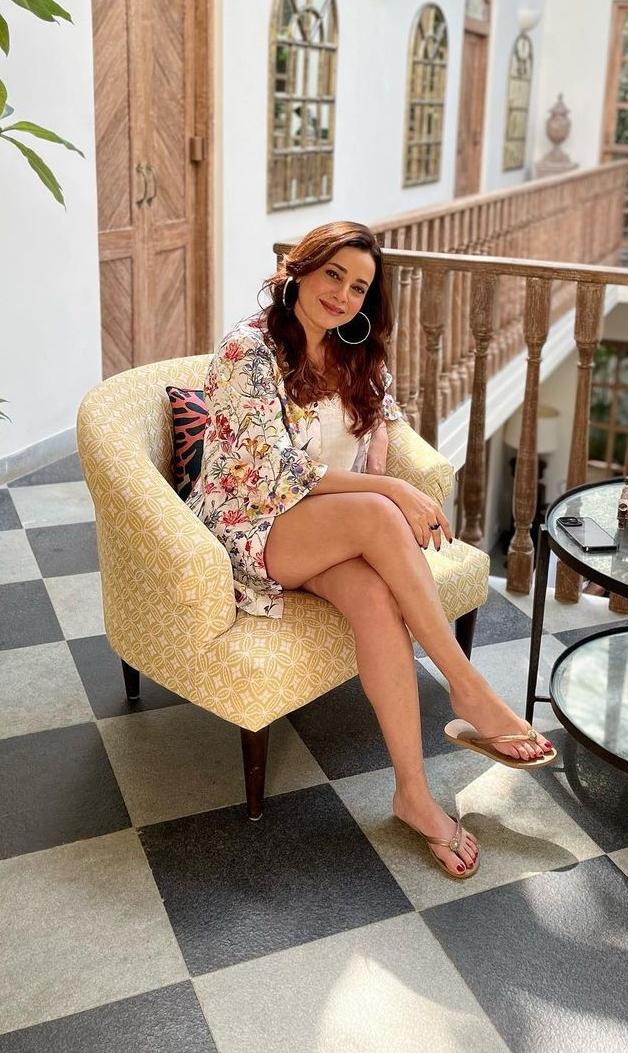 neelam kothari feet 6