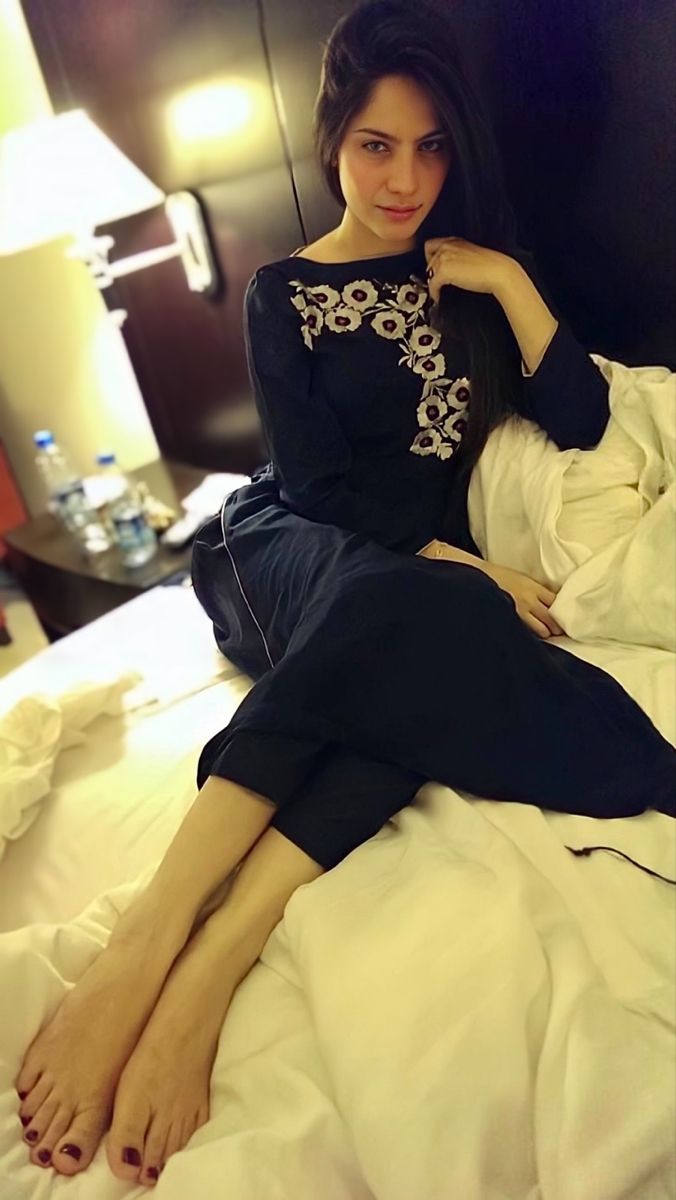 neelam muneer feet