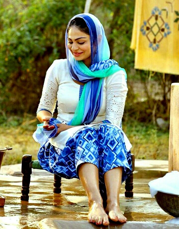 neeru bajwa feet 6