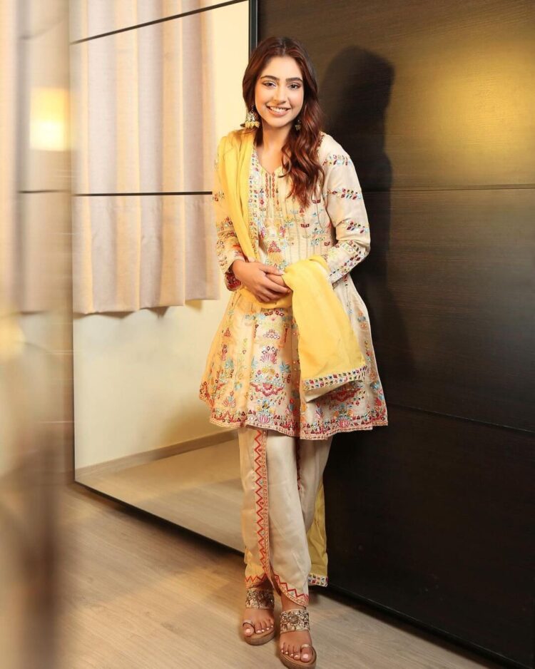 neethi taylor feet 6