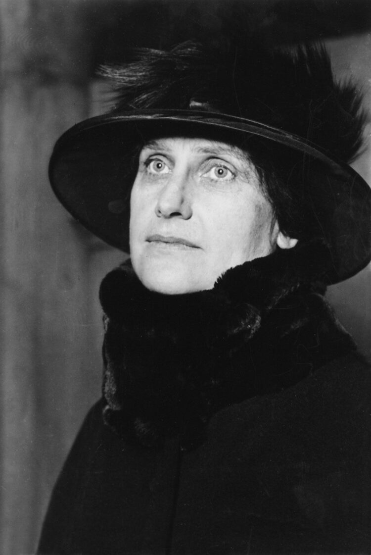 nellie tayloe ross feet 1