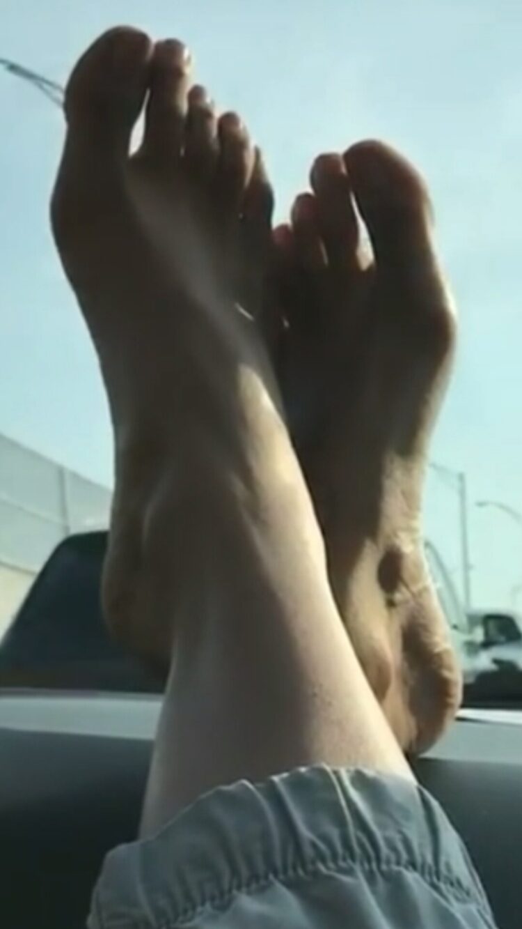 nelufar hedayat feet