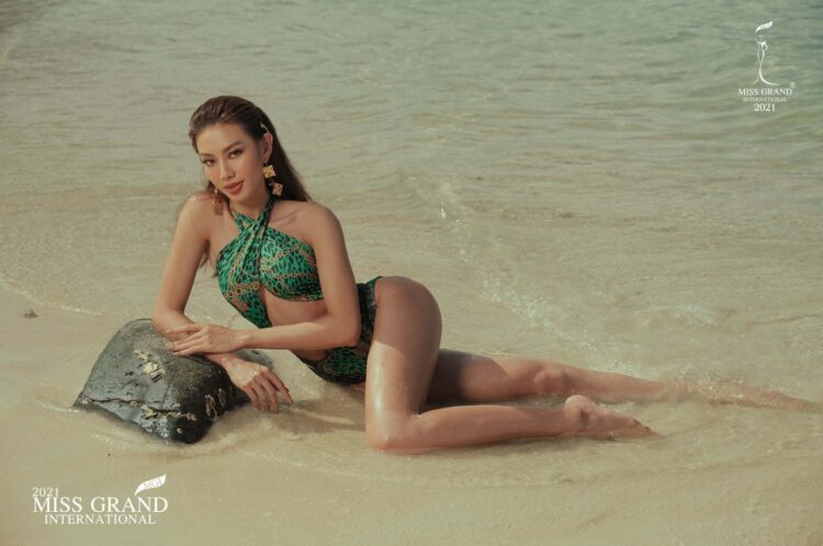 nguyen thuc thuy tien feet 1