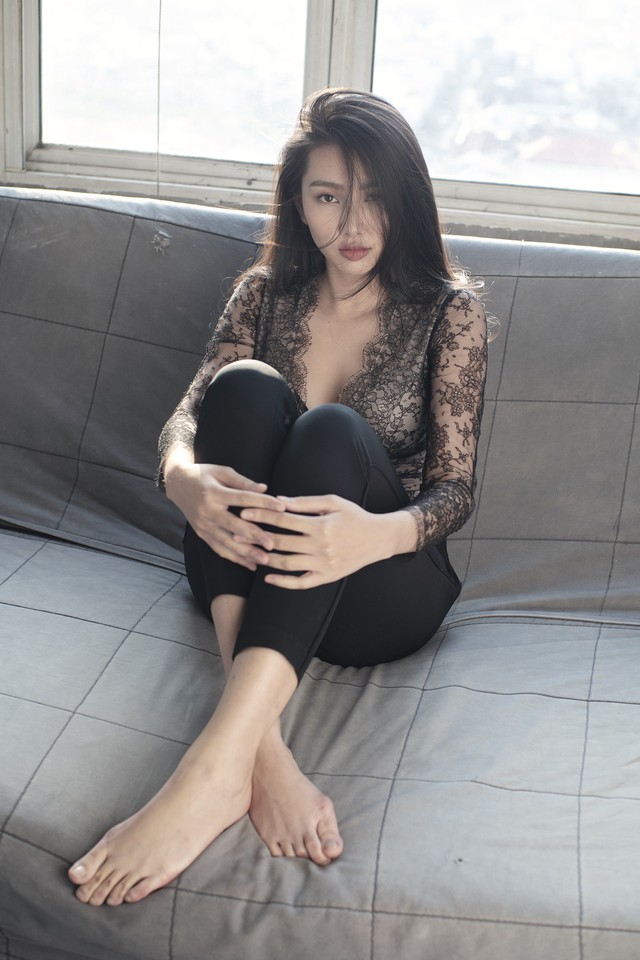 nguyen thuc thuy tien feet 2