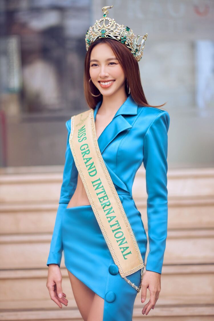 nguyen thuc thuy tien feet 5