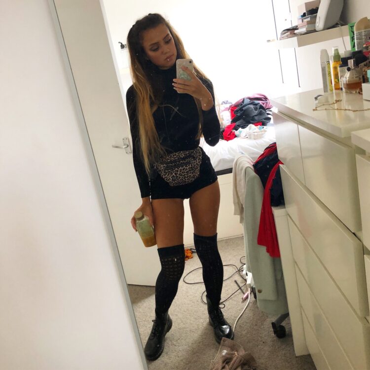 nia pickering feet 2