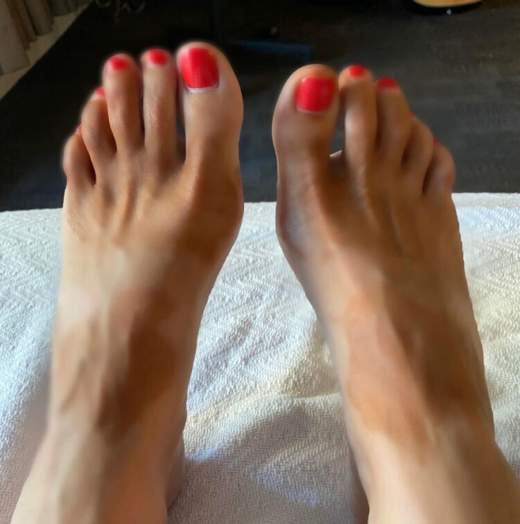 nia vardalos feet 3