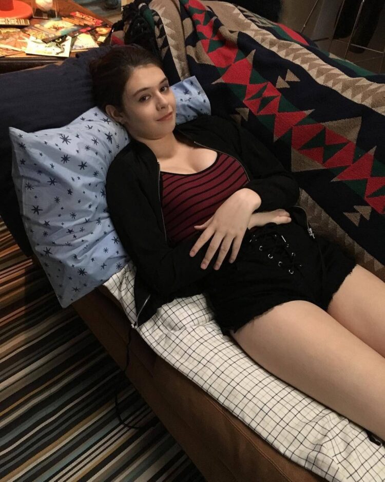 nicole maines feet 3