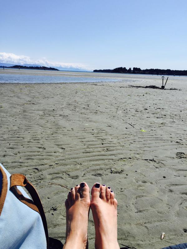 nicole oliver feet 6