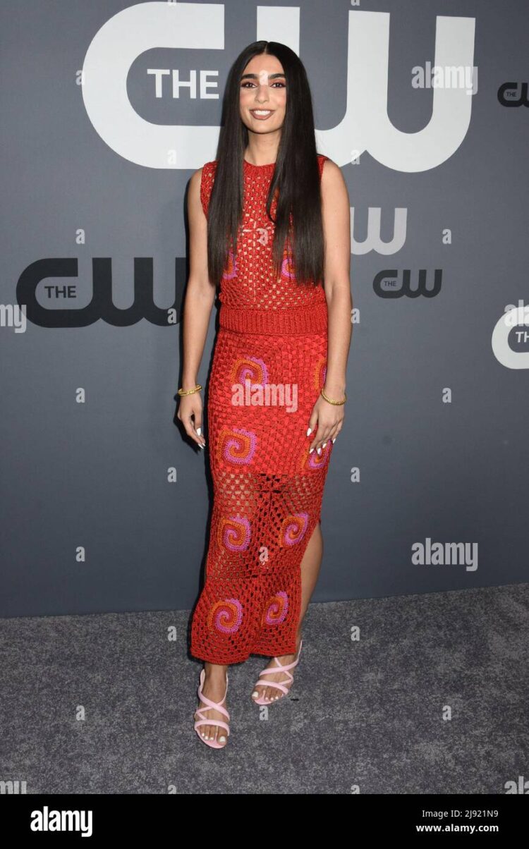 nida khurshid feet 5