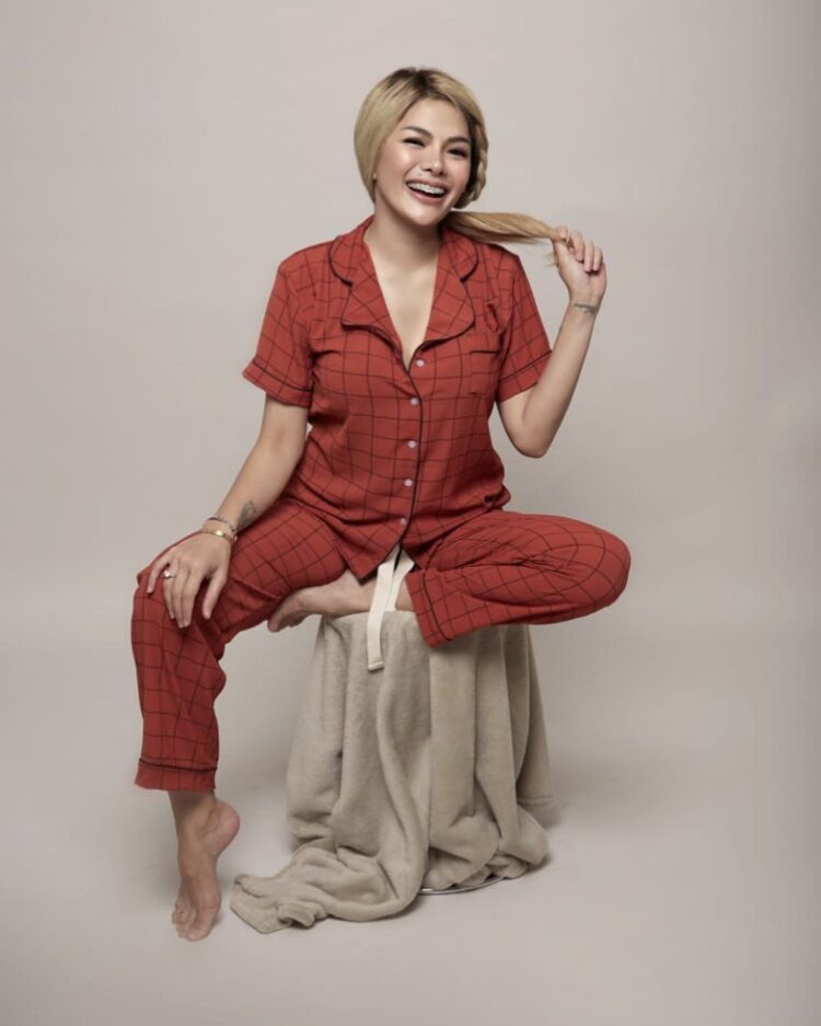 nikita mirzani feet 4