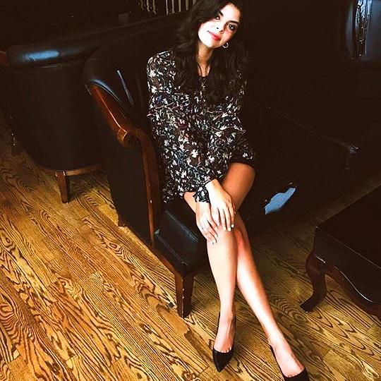 nikki yanofsky feet 6