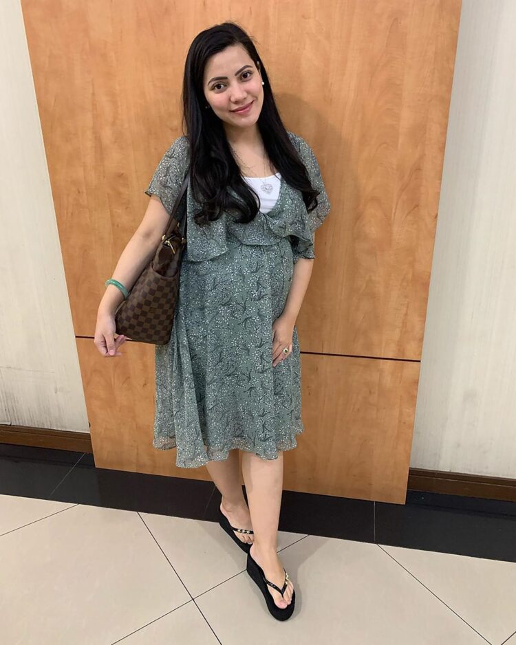 nina iskandar feet scaled