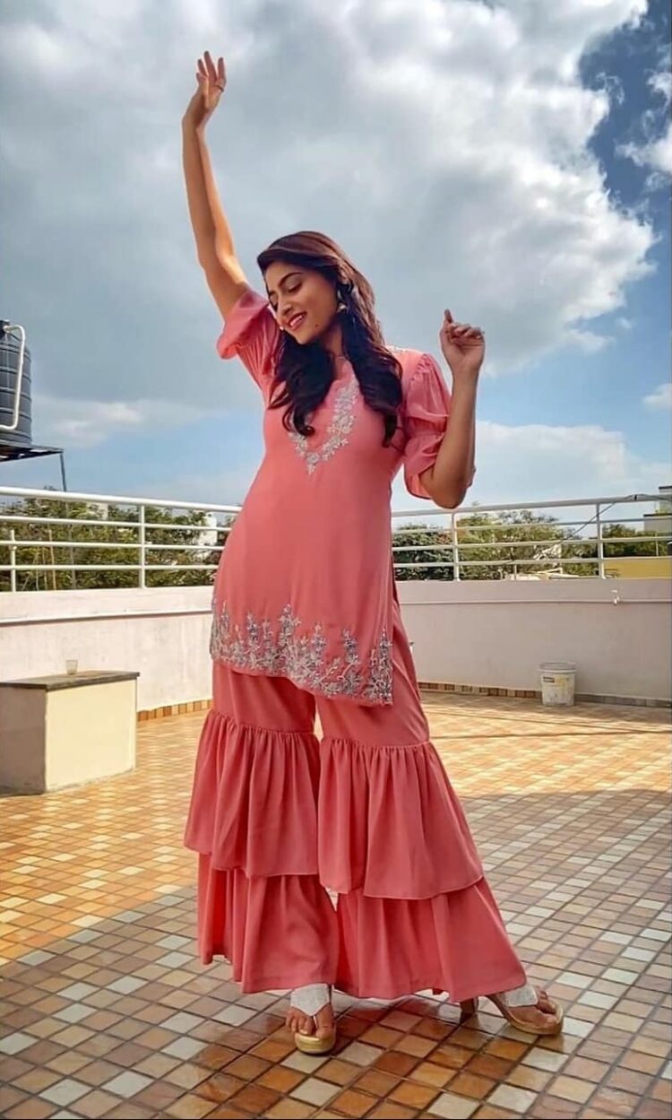 nishvika naidu feet 6