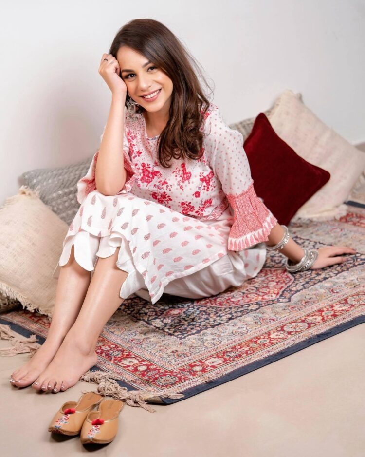 nitibha kaul feet 3